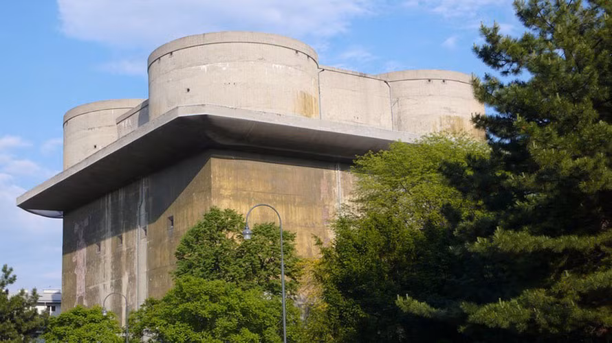 Sau chiến tranh, lực lượng đồng minh phá hủy tất cả các tháp phòng không tại Berlin và chỉ giữ lại 2 tòa tháp ở Hamburg. Tuy nhiên, 6 tháp pháo phòng không ở Vienna gần như còn nguyên vẹn cho tới nay.