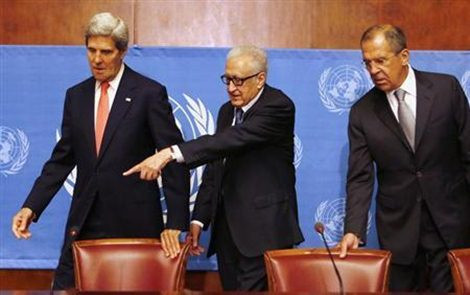 Ngoại trưởng Mỹ John Kerry (trái), Đăc phái viên Liên Hiệp Quốc Lakhdar Brahimi (giữa) và Ngoại trưởng Nga Sergei Lavrov sau cuộc họp về Syria ở Geneva ngày 13/9.