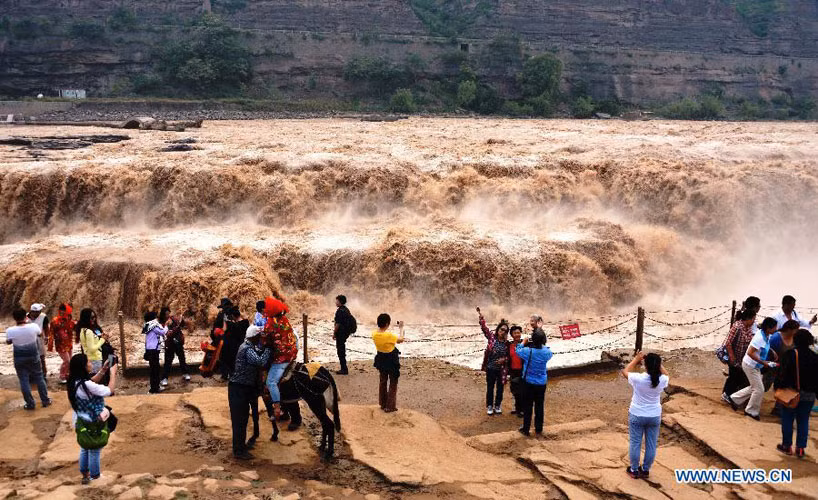 Mùa lũ đến, thác Hukou như "con quái vật" gầm thét, sôi sục suốt ngày đêm.