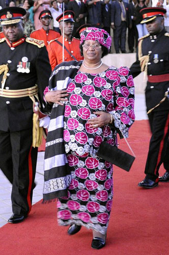 8. Joyce Banda - Tổng thống Malawi: Được tạp chí Forbes phong danh hiệu là người phụ nữ mạnh mẽ nhất châu Phi, nữ Tổng thống Malawi cũng nổi tiếng với gu ăn mặc tinh tế. Bộ sưu tập quần áo của bà Joyce Banda đầy màu sắc, hoa văn rực rỡ. Ngay cả chiếc mũ của bà cũng được trang trí công phu, lộng lẫy.