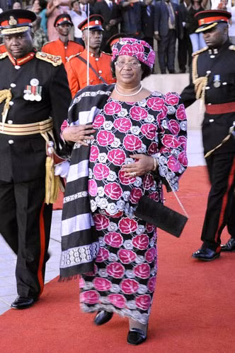 8. Joyce Banda - Tổng thống Malawi: Được tạp chí Forbes phong danh hiệu là người phụ nữ mạnh mẽ nhất châu Phi, nữ Tổng thống Malawi cũng nổi tiếng với gu ăn mặc tinh tế. Bộ sưu tập quần áo của bà Joyce Banda đầy màu sắc, hoa văn rực rỡ. Ngay cả chiếc mũ của bà cũng được trang trí công phu, lộng lẫy.