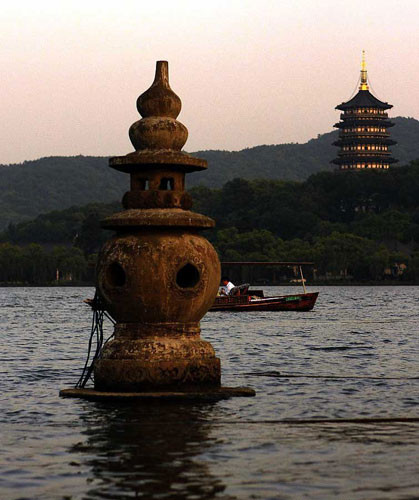 Hồ Tây, tỉnh Chiết Giang là điểm ngắm trăng lãng mạn nổi tiếng.