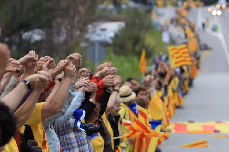 Các nhà hoạt động kêu gọi độc lập cho Catalonia, hiện nằm dưới sự kiểm soát của Tây Ban Nha, siết chặt tay nhau trong cuộc biểu tình ngày 11/9 ở Perthus, miền nam nước Pháp giáp biên giới với Catalonia.