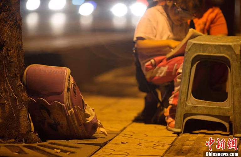 “Mẹ tôi không biết chữ, vì thế, bà không thể kèm con gái tôi học. Con bé cũng không có ai chăm nom cả. Do đó, tôi buộc lòng phải mang theo con gái khi đi làm”, người mẹ nghèo chia sẻ.