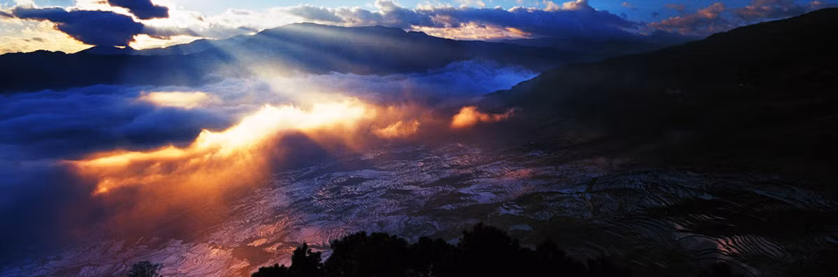 Vẻ đẹp rực rỡ của ruộng bậc thang lúc rạng đông ở Yuanyang, Vân Nam.