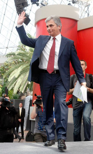 7. Werner Faymann – Thủ tướng Áo: thanh lịch và trẻ trung hơn so với tuổi tác nhờ những bộ vest tối màu, áo sơ mi trắng hoặc xanh nhạt và cà vạt kẻ sọc.