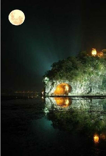 Người Quảng Tây, Trung Quốc thích ngắm trăng rằm ở Quế Lâm.