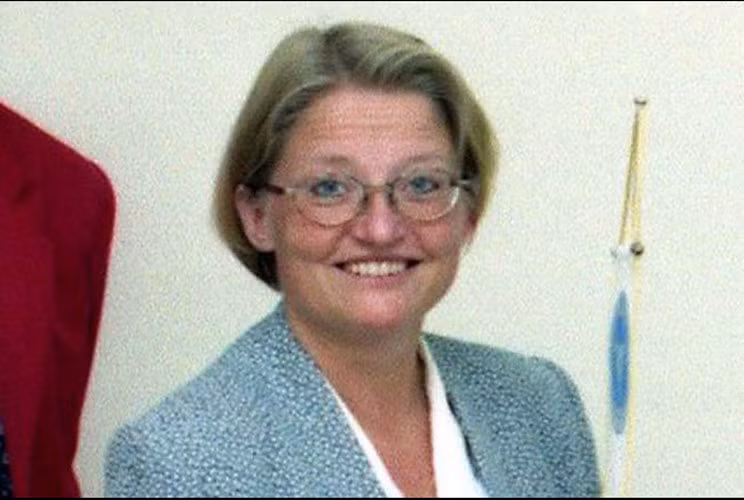 11/9/2003: Ngoại trưởng Thụy Điển Anna Lindh, một ứng viên thủ tướng bị ám sát sau khi bị đâm trong phòng vệ sinh nữ của một cửa hàng ở Stockholm.