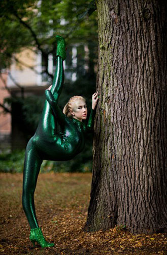 Zlata từng là một vận động viên thể dục nhịp điệu chuyên nghiệp nhưng đã phải bỏ dở sự nghiệp.