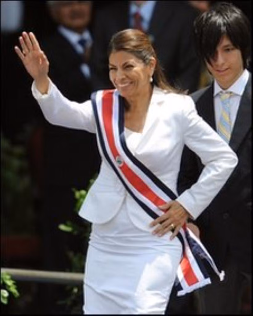 2. Laura Chinchilla – Nữ tổng thống đầu tiên của Costa Rica. Trong lễ nhậm chức, bà vận váy trắng, khoác áo trắng, thắt lưng cũng trắng. Tuy nhiên, tông màu nữ Tổng thống Costa Rica thích mặc là xanh lục và xanh lá.