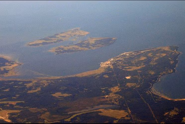 11/9/1997: 14 binh sĩ người Estonia của Tiểu đoàn Baltic bị chết đuối ở eo biển Kurkse trong một cuộc diễn tập huấn luyện nguy hiểm.