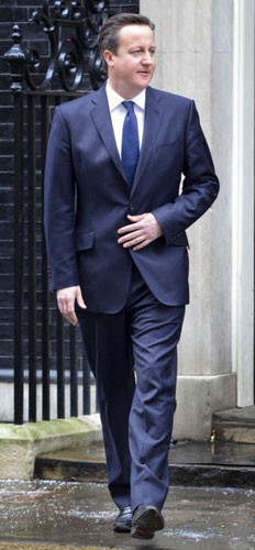 1. David Cameron – Thủ tướng Anh nổi tiếng nhờ gu ăn mặc hợp thời trang, thanh lịch với những bộ vest được may đo cẩn thận, tỉ mỉ của hãng Savile Row.