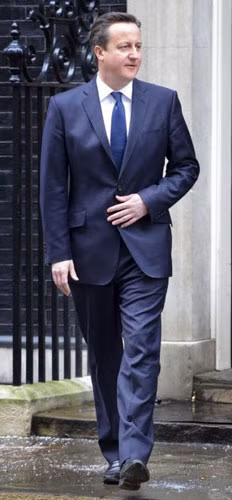 1. David Cameron – Thủ tướng Anh nổi tiếng nhờ gu ăn mặc hợp thời trang, thanh lịch với những bộ vest được may đo cẩn thận, tỉ mỉ của hãng Savile Row.