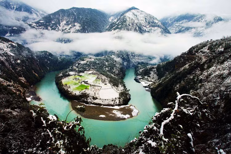 Sông Nujiang của tỉnh Vân Nam xanh màu ngọc bích uốn quanh những ngọn núi hùng vĩ.