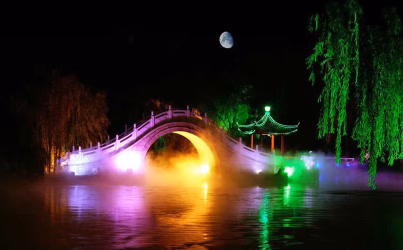 Với phong cảnh thơ mộng, thành phố Dương Châu, tỉnh Giang Tô là điểm ngắm trăng rằm nổi tiếng.