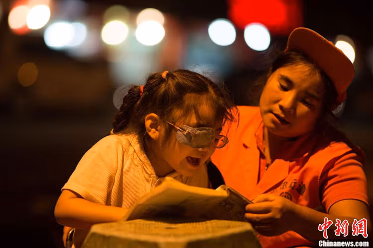 Mẹ bé Tang Dingrui, cô Wu Weixiu, 38 tuổi đã ly hôn không chỉ phải nuôi cô con gái nhỏ mà còn một mẹ già 60 tuổi.