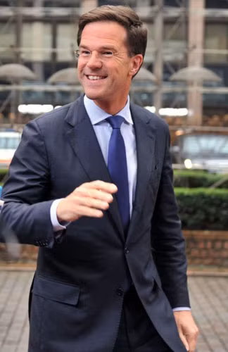 4. Mark Rutte - Thủ tướng Hà Lan: được nhiều người nhận xét giống tài tử Hollywood Pierce Brosnan với phong cách ăn mặc sang trọng, tinh tế. Ông Rutte ưa chuộng thương hiệu LensCrafters.