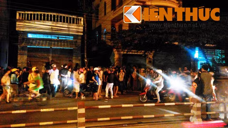 Người dân hiếu kỳ đứng quanh hiện trường vụ việc.