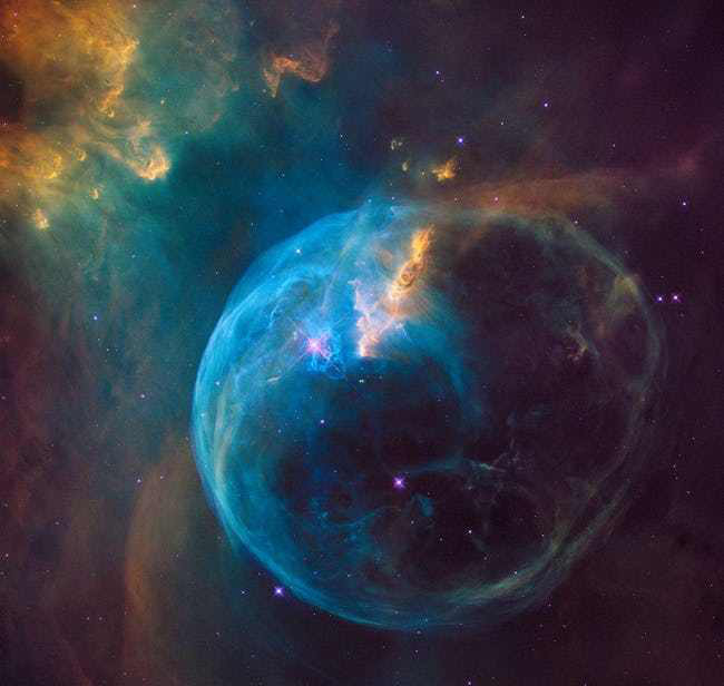 Tinh vân Bong bóng (Bubble Nebula) tuyệt đẹp nằm cách chòm sao Thiên hậu (Cassiopeia) kiêu sa chỉ 11.000 năm ánh sáng. Mặc dù nhìn có vẻ tinh tế song với đường kính 10 năm ánh sáng, có nhiều bằng chứng cho thấy Tinh vân Bong bóng đang trong quá trình vận động mạnh mẽ.