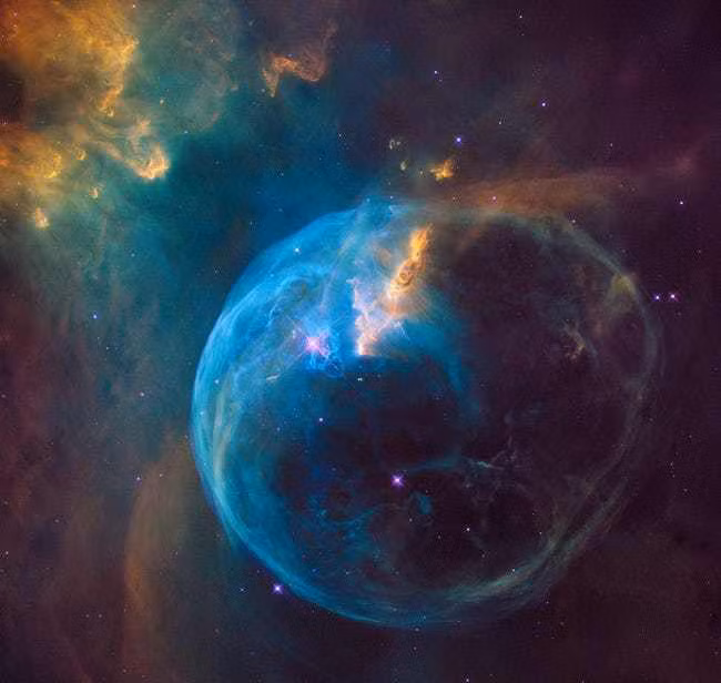 Tinh vân Bong bóng (Bubble Nebula) tuyệt đẹp nằm cách chòm sao Thiên hậu (Cassiopeia) kiêu sa chỉ 11.000 năm ánh sáng. Mặc dù nhìn có vẻ tinh tế song với đường kính 10 năm ánh sáng, có nhiều bằng chứng cho thấy Tinh vân Bong bóng đang trong quá trình vận động mạnh mẽ.