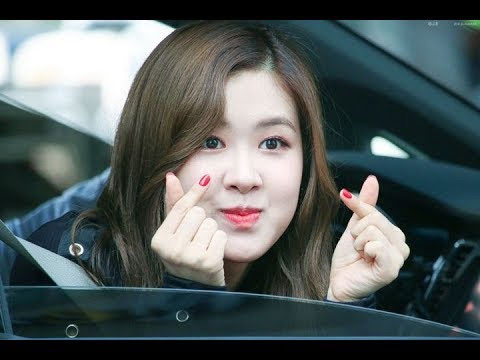  12. Đan chéo ngón cái qua ngón trỏ: Hành động trên đi kèm với sự chà xát 2 ngón tay này với nhau ám chỉ về tiền ở phương Tây, nhưng ở Hàn Quốc đây được coi là biểu tượng trái tim, thể hiện tình yêu với đối phương.