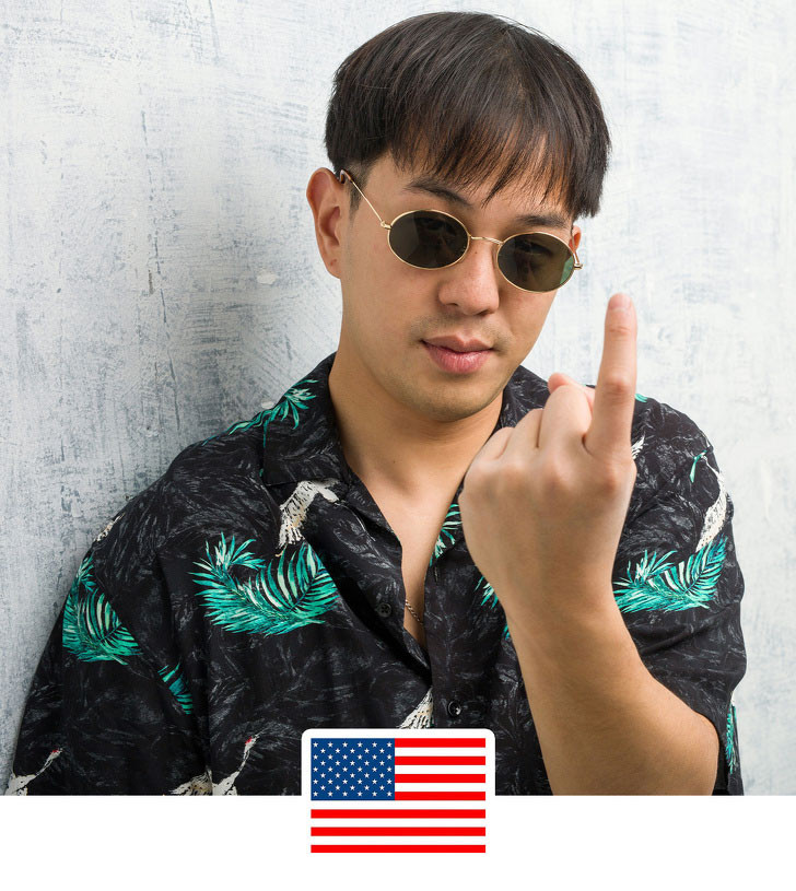  7. Ngoắc ngón tay trỏ: Hành động ngoắc ngón tay trỏ thường dùng để gọi một ai, thậm chí khiêu khích hoặc dụ dỗ. Ở Philippines, bạn có thể bị bắt khi làm hành động này với người khác vì nó chỉ “hợp pháp” khi bạn gọi chó.