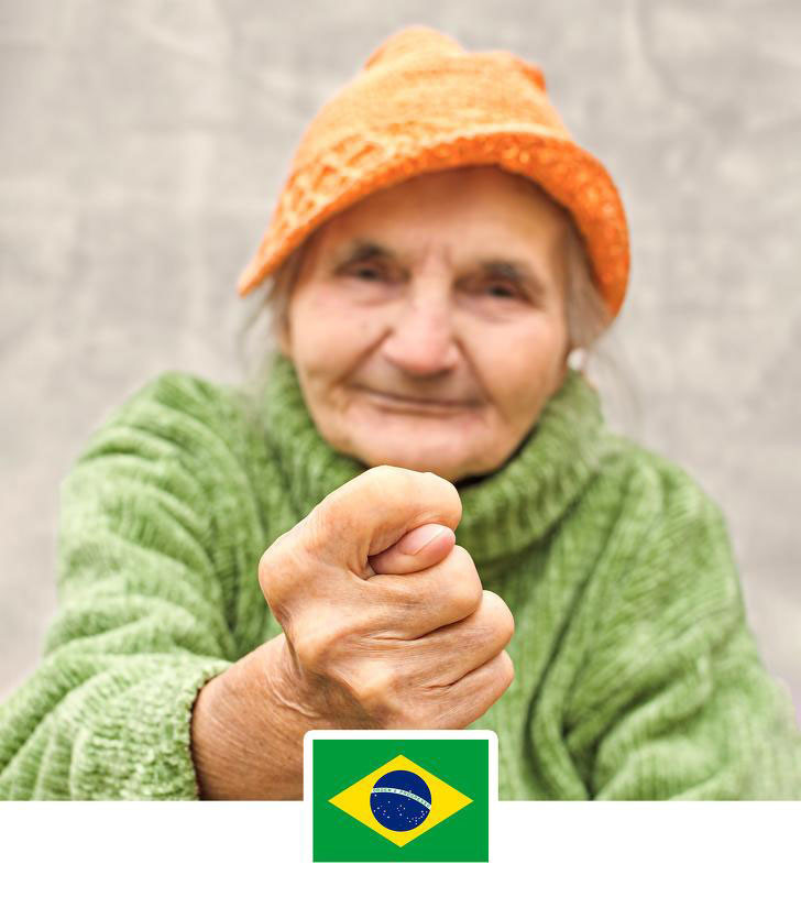  2. Cử chỉ “Got your nose”: Cử chỉ đặt ngón cái dưới ngón trỏ trong khi bàn tay nắm chặt được coi là rất bình thường trong trò chơi “Got your nose” của trẻ con Mỹ, nhưng khi sang Thổ Nhĩ Kỳ, nó thể hiện sự không đồng tình và đừng vô tình làm hành động này ở Indonesia nếu bạn không muốn bị cho là đang xúc phạm đối phương. 