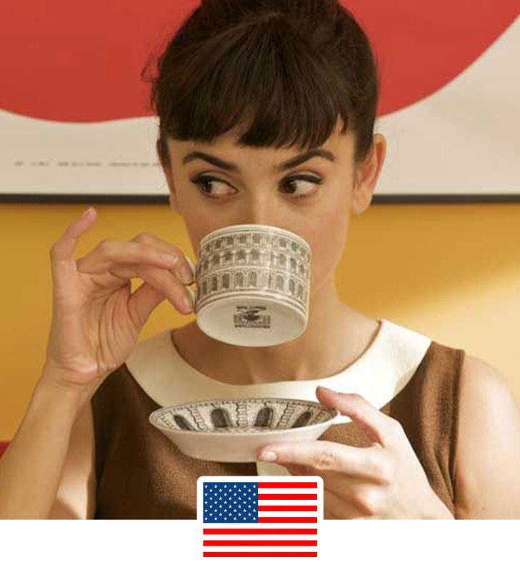  6. Giơ ngón tay út: Ở Mỹ, đây được coi là động tác tinh tế và “sang chảnh” nhất là khi thưởng thức trà. Trong ngôn ngữ kí hiệu Mỹ nó còn biểu trưng cho chữ I. Bạn có thể làm động tác này khi hứa hẹn với đối phương, thường là ngoắc ngón tay út. Người Trung Quốc thì không cho là như vậy, họ chỉ giơ ngón út khi muốn thể hiện sự không đồng tình hoặc không vui vẻ.