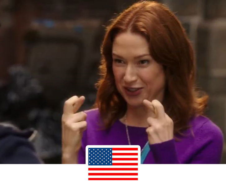  14. Đan chéo ngón tay vào nhau: Hành động này ở Mỹ có thể được hiểu là “Good luck” – chúc may mắn hoặc chữ R trong bảng ngôn ngữ kí hiệu. Nhưng ở Việt Nam, đây được coi là một cử chỉ thô tục, khiếm nhã.