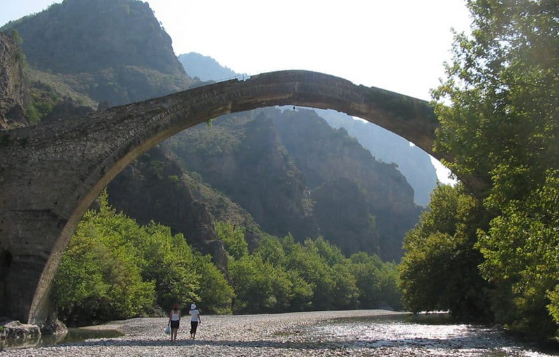 Cầu Konitsa - Epirus, Hy Lạp. Cầu được xây dựng vào năm 1870, đã quá cũ để chúng ta mạo hiểm mạng sống để đi qua.