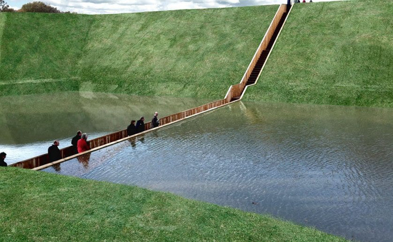 Bạn đã bao giờ muốn băng qua một dòng sông mà không bị ướt? Hãy đến cầu Moses ở Hà Lan. 