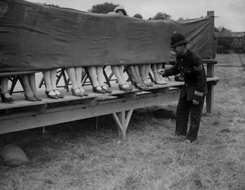 Một sĩ quan cảnh sát đang kiểm tra các thí sinh trong cuộc thi mắt cá chân vào năm 1930.