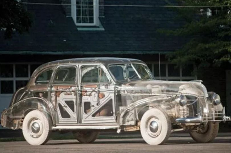 Một chiếc ô tô kính của hãng Pontiac năm 1939.