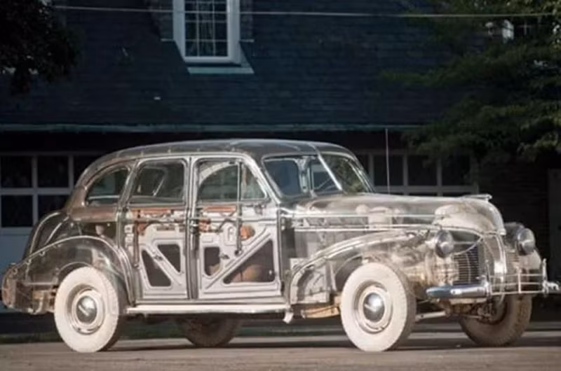 Một chiếc ô tô kính của hãng Pontiac năm 1939.