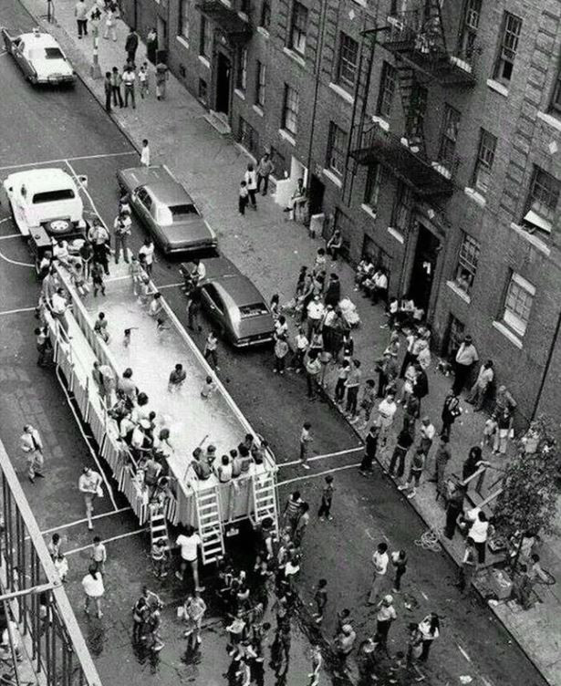 Người dân New York năm 1960 hào hứng với một bể bơi di động.