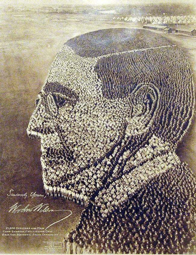 Những người lính xếp thành hình chân dung Tổng thống thứ 28 của Mỹ - Woodrow Wilson vào năm 1918.