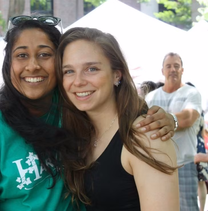 Dường như người cha đang bảo vệ con gái "quá đà".