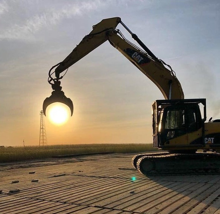 Hình ảnh độc đáo như cần cẩu đang giữ Mặt trời.