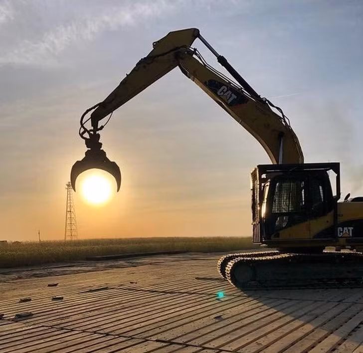 Hình ảnh độc đáo như cần cẩu đang giữ Mặt trời.