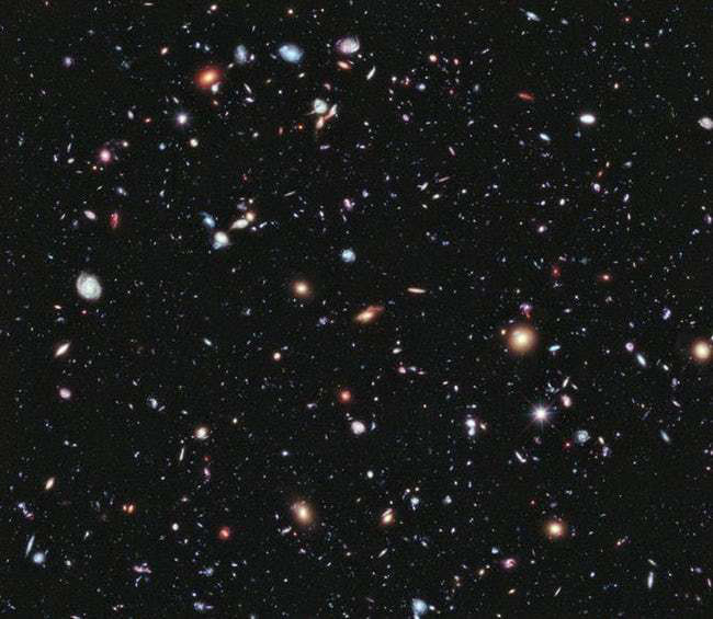 Bức ảnh chi tiết nhất vũ trụ từng được chụp - Trường ảnh siêu sâu (Extreme Deep Field) này với nhiều đốm sáng trông có vẻ như những vì sao kia thực chất là các thiên hà - nơi chứa hàng trăm tỷ vì sao.