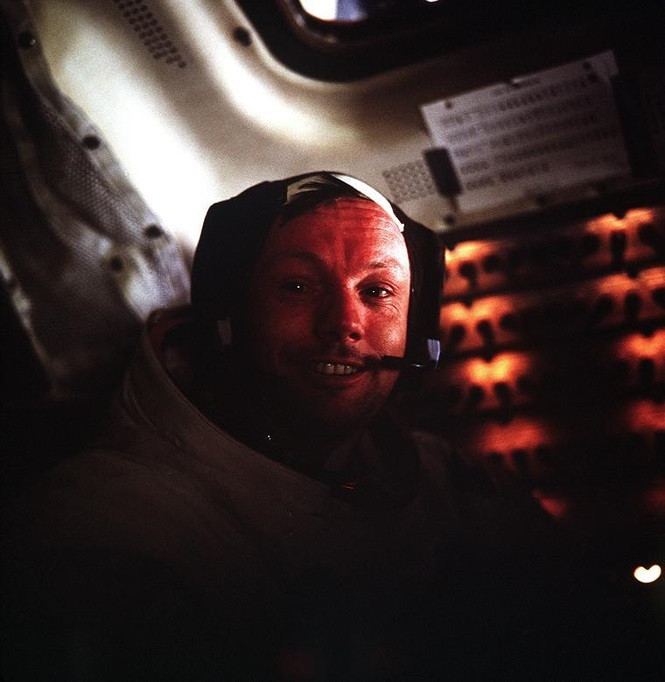 Nhà du hành Neill Armstrong bên trong tàu Apollo 11.Ảnh: NASA.
