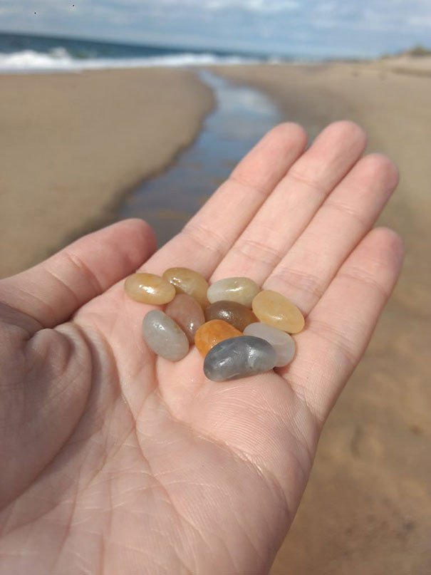 Những viên sỏi trông giống viên kẹo bé xinh.