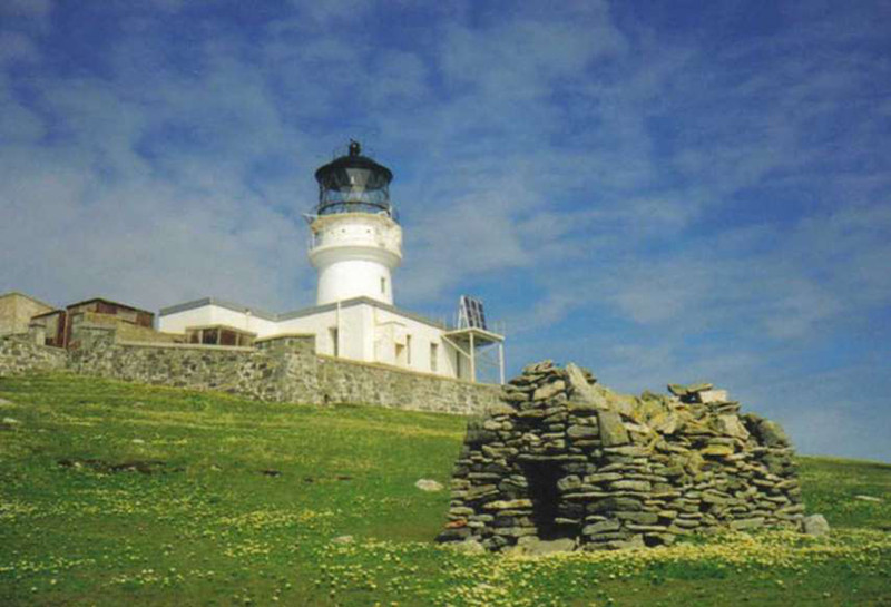 Tháng 12/1900, một người đàn ông đã được cử tới hòn đảo Flannan không có người sinh sống của Scotland để hỗ trợ cho 3 người canh gác ngọn hải đăng ở đây. Tuy nhiên, khi người đàn ông này đến, 3 người trông giữ ngọn hải đăng đã biến mất. Câu chuyện càng trở nên ma quái hơn khi các đồng hồ ở đây đều dừng lại, một bữa ăn được chuẩn bị còn nguyên trên bàn và dấu hiệu duy nhất cho thấy sự xáo trộn là một chiếc ghế đã bị lật đổ.