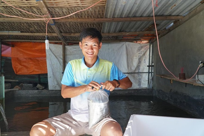 ##s###Anh Hậu cho cá vào bao để vận chuyển đến cho các khách đặt hàng. Ảnh Nguyễn Ngọc. Theo anh Hậu, cái khó nhất là không có điều kiện đi trực tiếp để bắt. Nên anh đã đặt hàng cho các thợ lặn trong vùng tìm để bắt các loại cá kiểng “độc, lạ mắt” ngoài khơi theo nhu cầu của thị trường hiện nay. Tuy cá biển đẹp có thể nuôi để làm kiểng ở vùng ven bờ nhiều vô kể, nhưng chủ yếu là loại cá kiểng “tạp”, ít giá trị và không thu hút được nhu cầu thị trường. Do đó, việc đi “săn” những loại cá thực sự “độc, lạ” không hề đơn giản. Độ sâu để lặn xuống săn tìm cá độc, lạ khoảng từ 10m đến 20m.