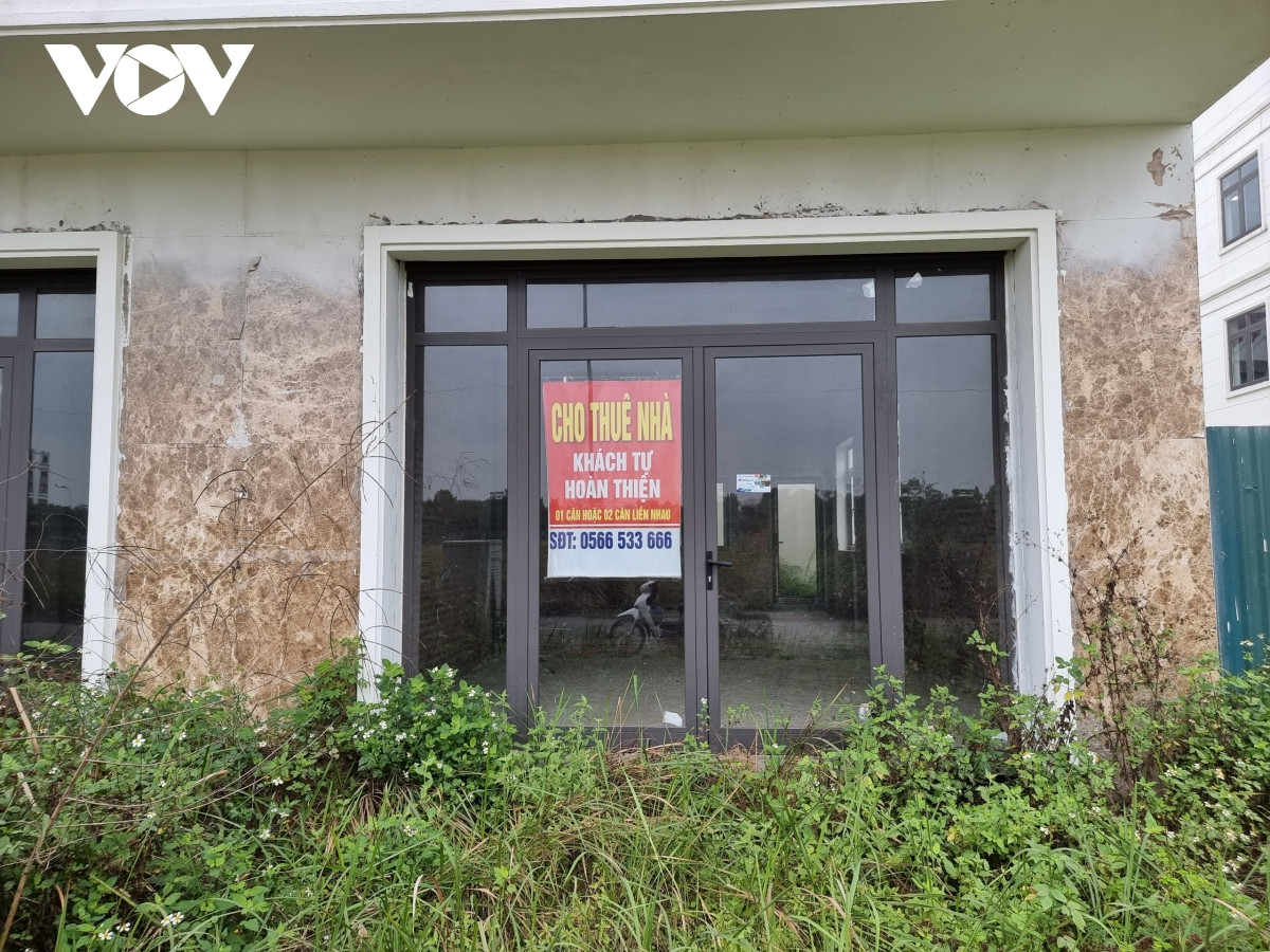 Những tấm biển quảng cáo, môi giới Dự án bất động sản Garden House VSIP Bắc Ninh theo tiêu chuẩn kiến trúc Á Đông và Châu Âu dần bị bạc màu theo thời gian.
