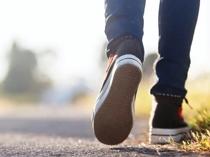  Bước đi chậm chạp, chân ít lực: Những người di chuyển chậm chạp, với các bước đi nhẹ nhàng và không dồn lực xuống đôi bàn chân thường trông yếu đuối và không có sức sống. Họ thường được đánh giá là những người có ý chí kém cỏi, ít giao tiếp và thiếu mối quan hệ gần gũi. Cuộc sống của họ thường khó khăn và đầy thách thức. 