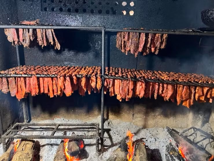 Không chỉ việc chọn thịt, ướp gia vị mới quan trọng, việc chọn củi để nhóm bếp hong thịt cũng được xem là khâu quan trọng để tạo nên sản phẩm ngon. Theo đó, các hộ dân sẽ dùng các loại củi từ cây nhãn, củi săng lẻ để đốt hong thịt. Nếu sử dụng loại củi khác thịt sẽ không thơm.