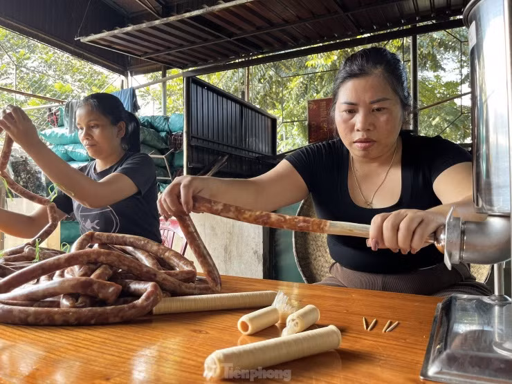 Trước đây cơ sở của chị Bảo thường làm thủ công, dùng tay nhồi thịt, mỗi ngày làm được 20-30 kg lạp xưởng tươi. 7 năm nay gia đình sắm máy nhồi thịt nên năng suất tăng lên rất nhiều lần.