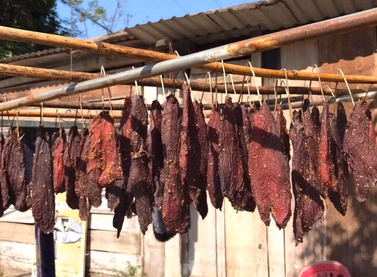 Mỗi ngày cơ sở của chị Nhuận mua 5 yến thịt về làm. Với việc làm thịt trâu, bò gác bếp thì 5 yến thịt tươi cho ra khoảng 15kg thịt khô. Nếu làm lạp sườn thì 50 kg thịt tươi cho ra được 20kg lạp sườn thành phẩm.