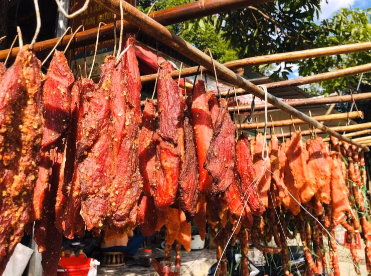 Thịt trâu, bò giàng (trâu, bò gác bếp) ra đời từ cách bảo quản, dự trữ thịt bò, trâu, lợn của đồng bào dân tộc vùng cao ở Nghệ An từ hàng trăm năm nay. Theo đó, ngày xưa không có tủ lạnh nên thịt trâu, bò, lợn được người dân “giàng”, hong khô trên khói bếp để bảo quản và sử dụng trong thời gian dài.